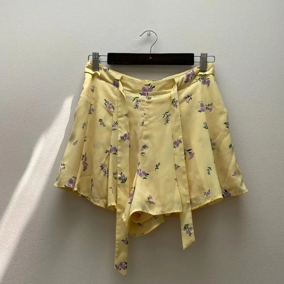 Aritzia - Little Moon Yellow Westley Shorts - Picture 6 of 13